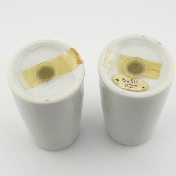 Vintage New Virginia Red Cardinal Salt & Pepper Shakers - Picture 4 of 4